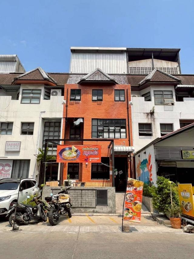 ขายตึกพาณิชย์ 3 ชั้นครึ่ง 41.1 ตร.ว. ย่านทาวน์อินทาวน์ ใกล้ถนนอินทราภรณ์ 1