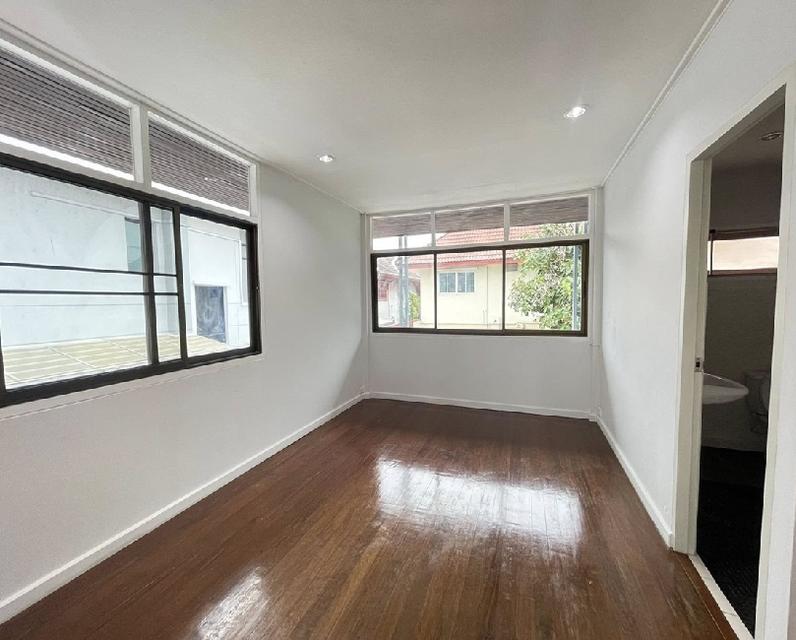 ให้เช่าบ้านเดี่ยว 2 ชั้น หลังใหญ่ ทำเล ซอยรัชดาภิเษก 19 (หรือซอยวิภาวดีรังสิต 16) พื้นที่ดิน 200 ตารางวา ใกล้ MRT รัชดา 900 เมตร 4