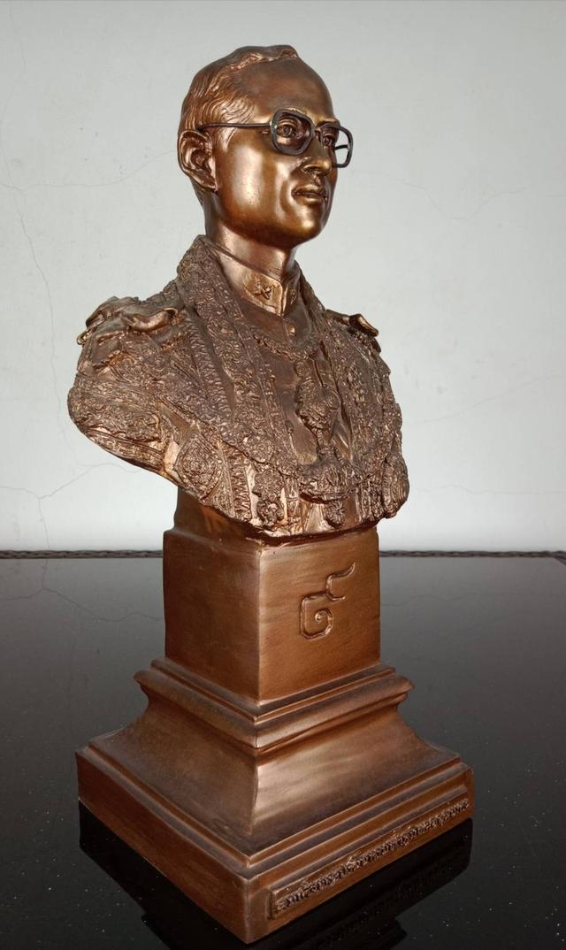 23.พระบรมรูปหล่อครึ่งพระองค์ในหลวงรัชกาลที่9 พระบาทสมเด็จพระปรมินทรมหาภูมิพลอดุลยเดช ฉลองพระองค์บรมราชภูษิตาภรณ์  พ รูปที่ 7