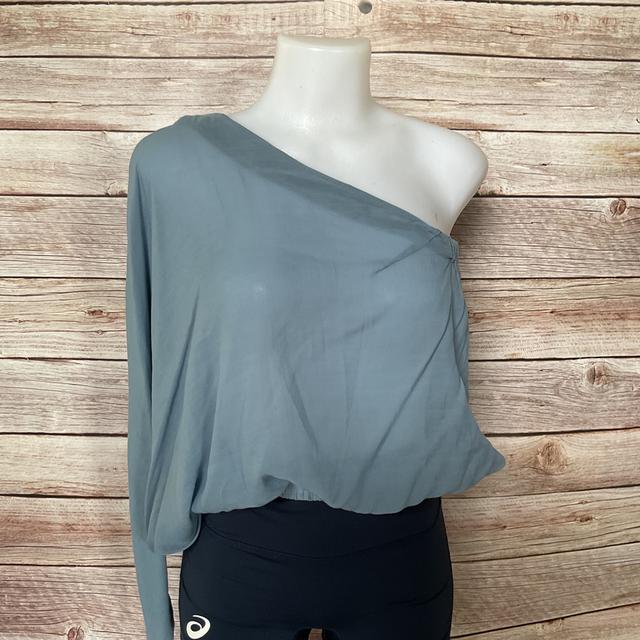 เสื้อแฟชั่นปาดไหล่ สวยใหม่