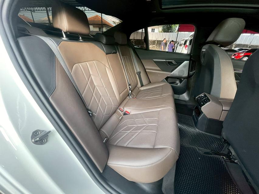 BMW i5 edrive 40 Msport ปี23 13
