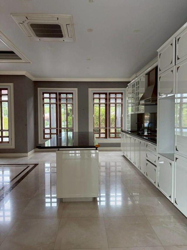 🏰✨ ขาย/เช่า คฤหาสน์หรูปลูกสร้างเอง (1 ไร่) พื้นที่ใช้สอยกว่า 750 ตร.ม. พร้อมสระว่ายน้ำส่วนตัว บิ้วอินหรูทั้งหลัง ใกล้รถไฟฟ้าสายสีชมพู! 6