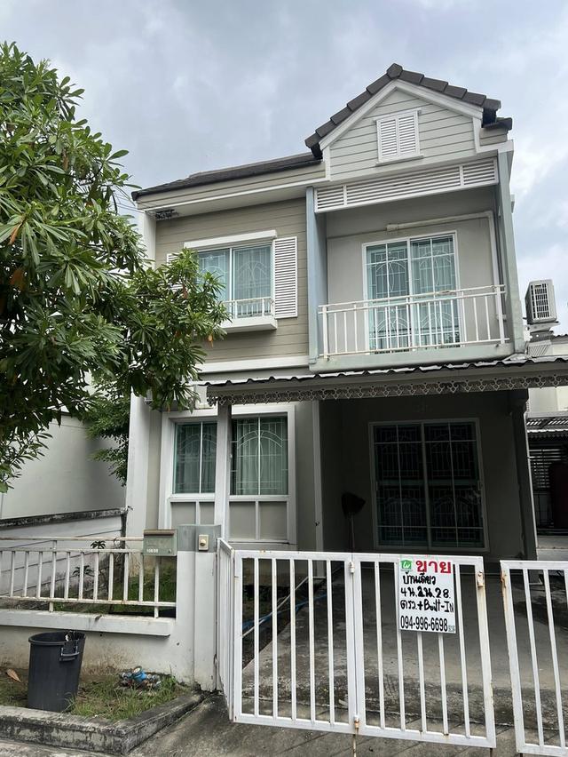 THE VILLAGE KM 8บางนา 4นอน2น้่ำ 28 ตารางวา ทิศใต้เลขมงคล 11