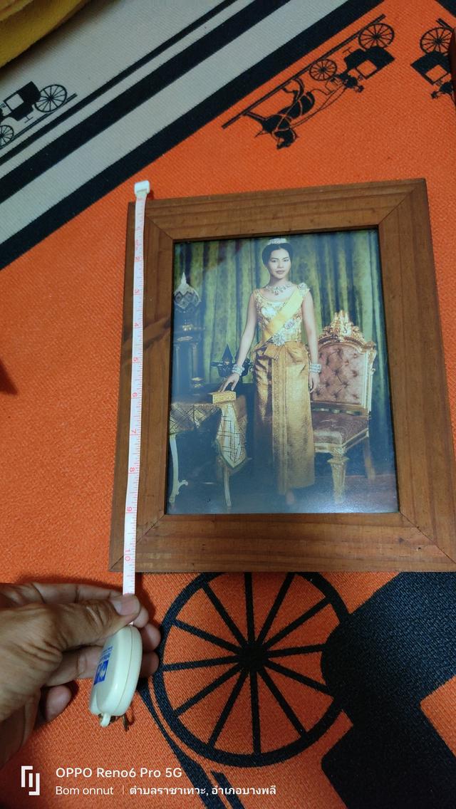 รูปพระฉายาลักษณ์รัชกาลที่ 9 กับพระราชินีงานเก่ากรอบไม้  ขนาดส่วนสูง 10 นิ้วครึ่ง กว้าง 8 นิ้วครึ่ง