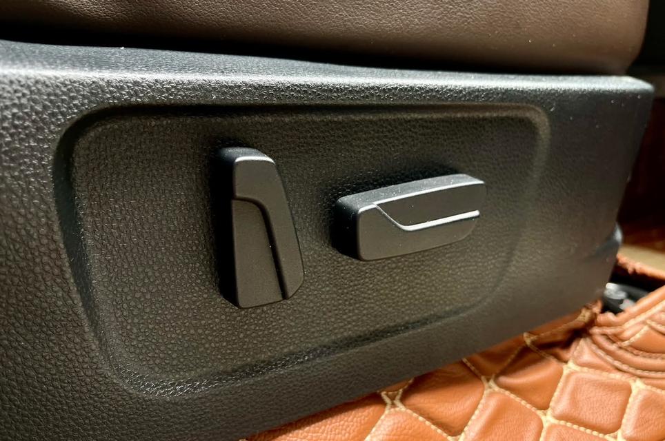 ISUZU D-MAX CAB-4 3.0 V-CROSS M 4X4 ปี 20 AT 19