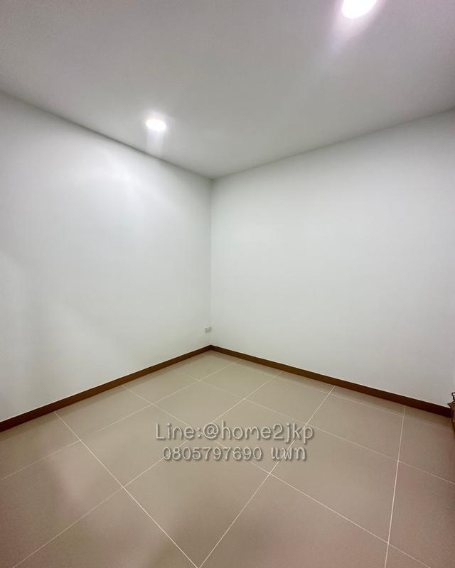 ชุมชนหลังคาแดง ถนน เคหะร่มเกล้า 24 บ้านสวย สไตล์โมเดิร์น ทำเลเคหะร่มเกล้า 7