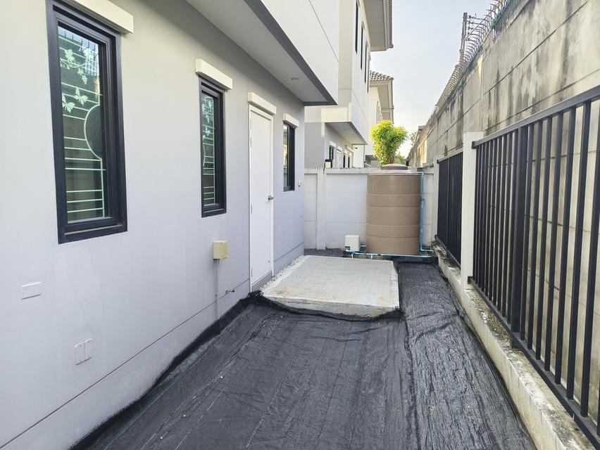 บ้านแฝดสไตล์บ้านเดี่ยว พร้อมติดตั้งระบบโซล่า ตัวบ้านไม่ติดกันสามารถเดินรอบบ้านได้ ก่อสร้างด้วยอิฐมอญแดง 4