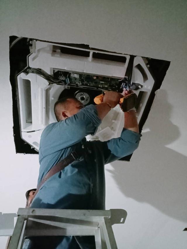 ช่างแอร์ราษฎร์พัฒนา  063-8895-489 ช่างพสิษฐ์ติดแอร์ล้างแอร์ย้ายแอร์ซ่อมแอร์บ้าน