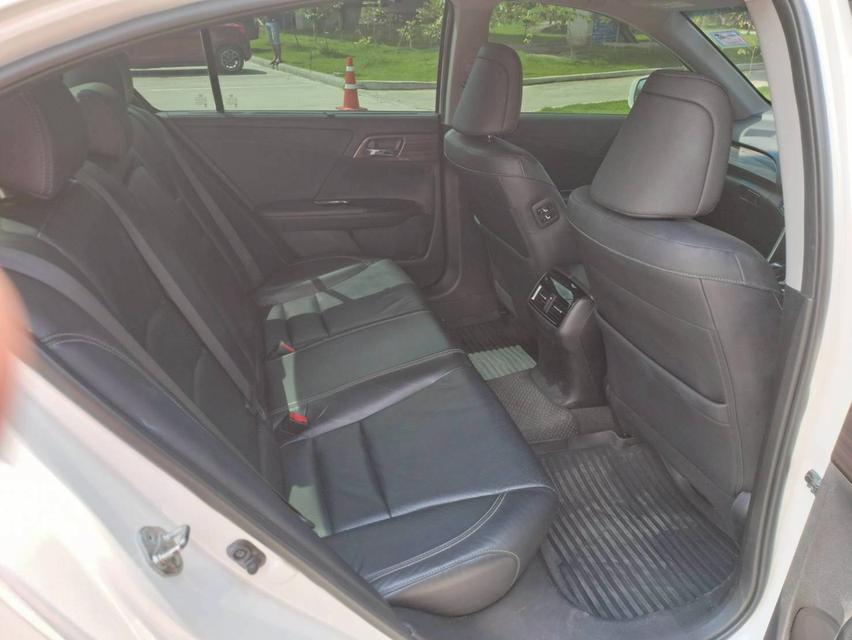 HONDA ACCORD 2.0 HYBRID ปี2016 สีขาว รถมือเดียวจากป้ายแดง เข้าศูนย์ตลอด 12