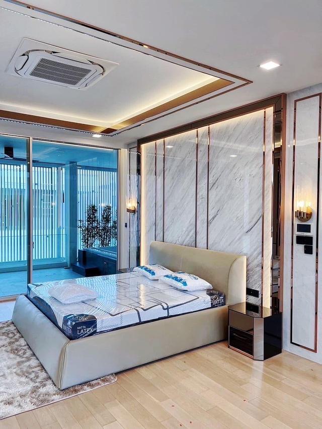Luxury 3-Story House with Private Elevator at Vive Ekamai–RamintraModern design, fully furnished, dog-friendly, and easy access to the expressway. 8