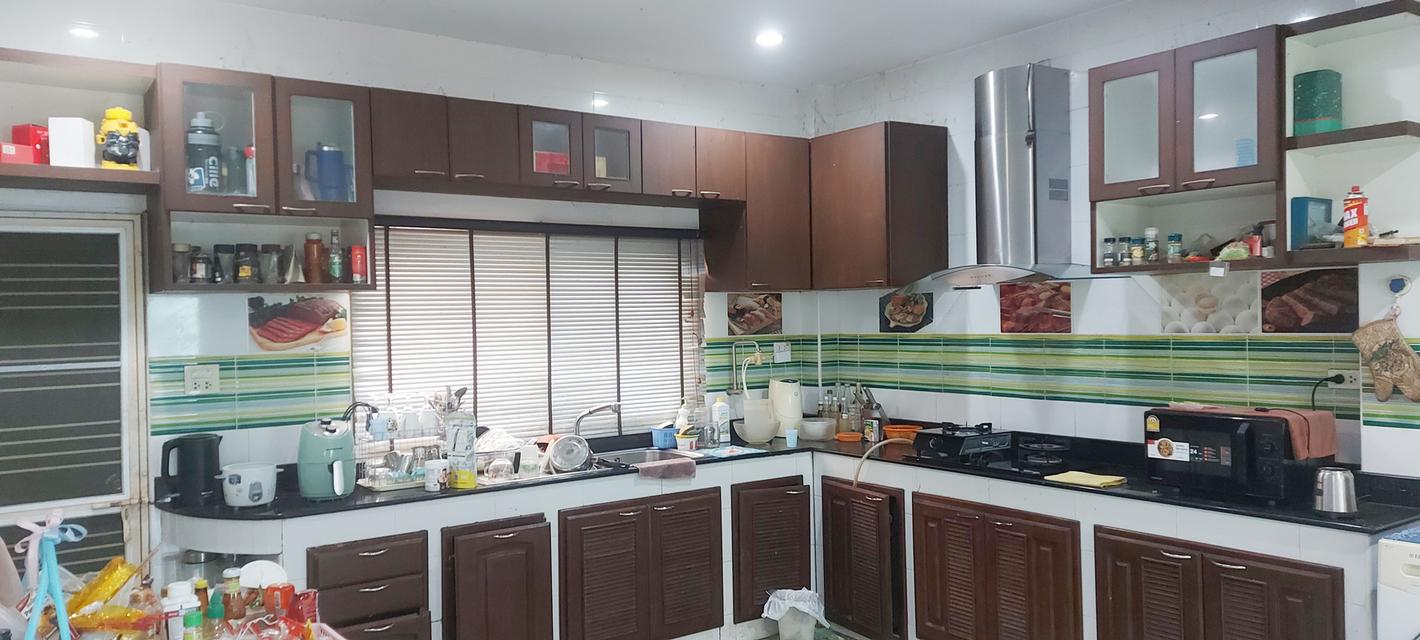 บ้านเดี่ยว 2 ชั้น 5 ห้องนอน 4 ห้องน้ำ ห้องครัว ห้องรับแขก  ระเบียงดาดฟ้า บ่อปลาคราฟ ปั้มน้ำ ถ้งเก็บน้ำ ซักล้าง สวน แอร์ 5 ตัว มุ้งลวดพร้อมม่าน 10