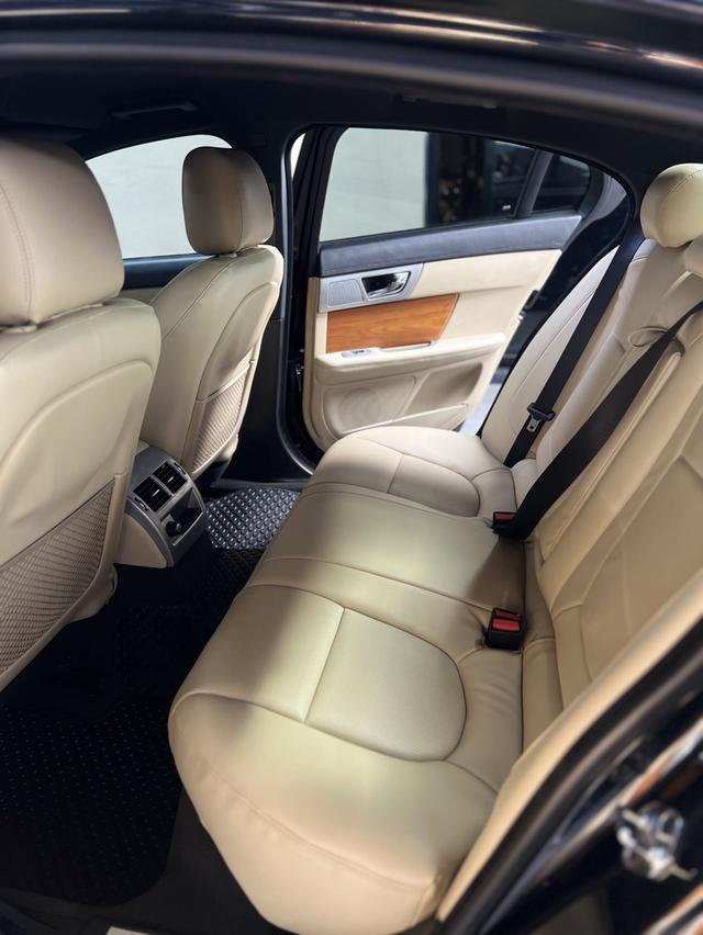 Jaguar XF 2.2D 9