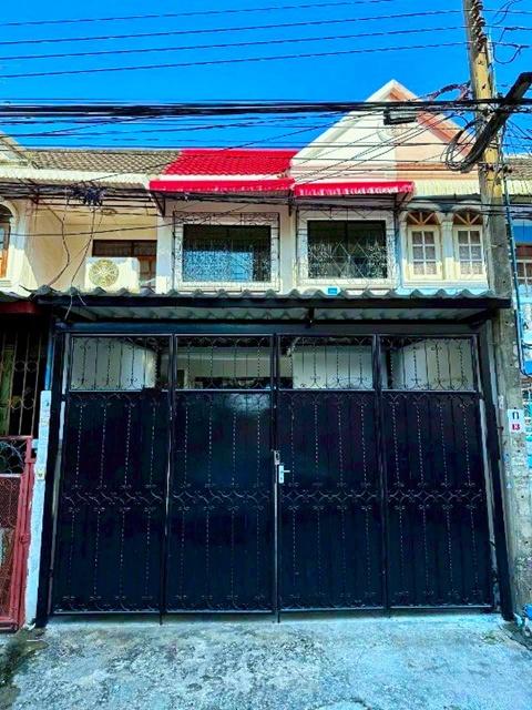 รถไฟฟ้าสายสีเหลือง Seacon Square 1.2กม ทาวน์โฮม 2 ชั้น พร้อมอยู่ 3 นอน BTS ปุณณวิถี 2.84 กม. รร.วชิรธรรมสาธิต 145 ตร.ม.