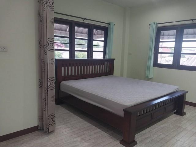ให้เช่าบ้านโมเดิร์น2ชั้น 100ตรว. 5นอน3น้ำ เช่าลดเหลือ 26,000บ. เฟอร์ครบ เลี้ยงสัตว์ได้ แยกกองทราย บ้านจินดาวิลล่า ต.หนอง 8