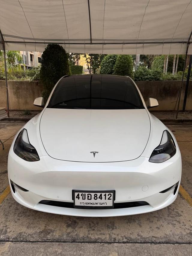 Tesla Model Y สีขาว