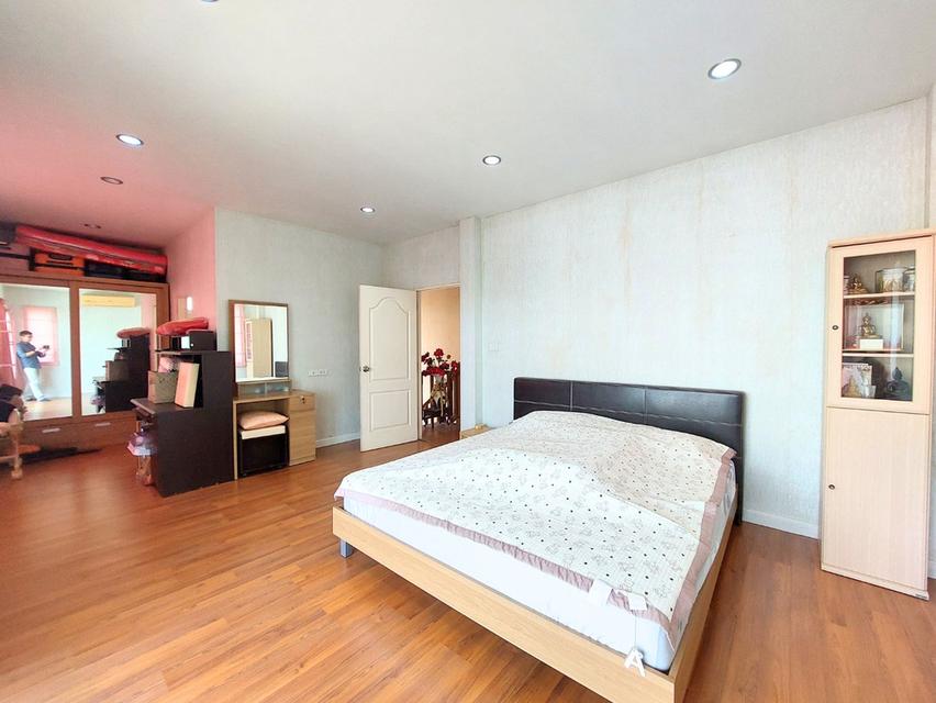 ธัญรดา วัชรพล เดินทางสบาย ใกล้รถไฟฟ้าสายสีเขียวและทางด่วนสุขาภิบาล 5 เข้าเมืองไว ดีลสุดคุ้ม 4.39 ลบ. ฟังก์ชันครบ 3 นอน 3 น้ำ จอดรถได้ 2 คัน 14