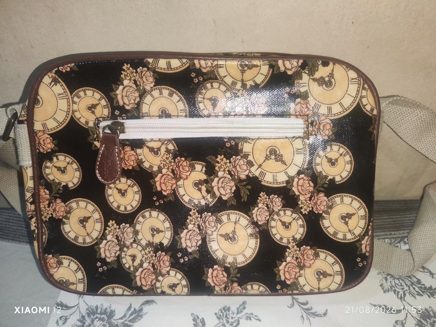 กระเป๋าสะพาย ทรง Crossbody ลายนาฬิกาและดอกกุหลาบวินเทจ มีช่องซิปใช้งานได้หลายช่อง วัสดุผ้าเคลือบเงา (PVC/Oilcloth) ทำความสะอาดง่าย สถาพกระเป๋าใหม่ รูปย่อยที่ 4