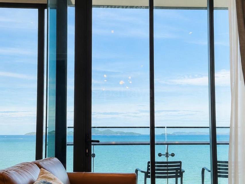 For Rent / For Sale — Luxury Sea View Condo at Arom Wongamat, North PattayaSpecial price for a luxury beachfront condo at Arom Wongamat, North Pattaya 1
