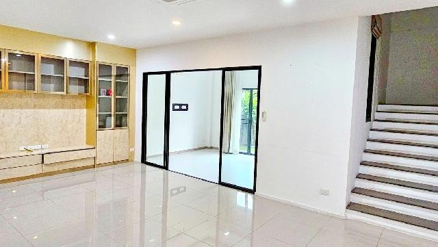 โนเบิล 2ชั้น 52 ตร.วา..3 นอน พร้อมเฟอร์ 6 แอร์ รพ.ภูมิพลอดุลยเดช 2กม.วัชรพล เพิ่มสิน 500ม. ทางด่วนเอกมัย BTS เช่าบ้านเดี 5