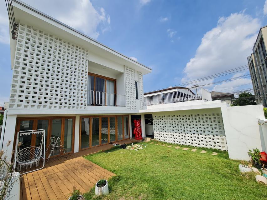 ขายด่วน (จะย้ายไปต่างประเทศ) บ้านสวยพร้อมอยู่ 60 ตรว. Minimal Style by Renos หมู่บ้านเสรี-รามคำแหง-พระราม 9 (Seri Village Ramkhamhaeng-Rama9 ) 9