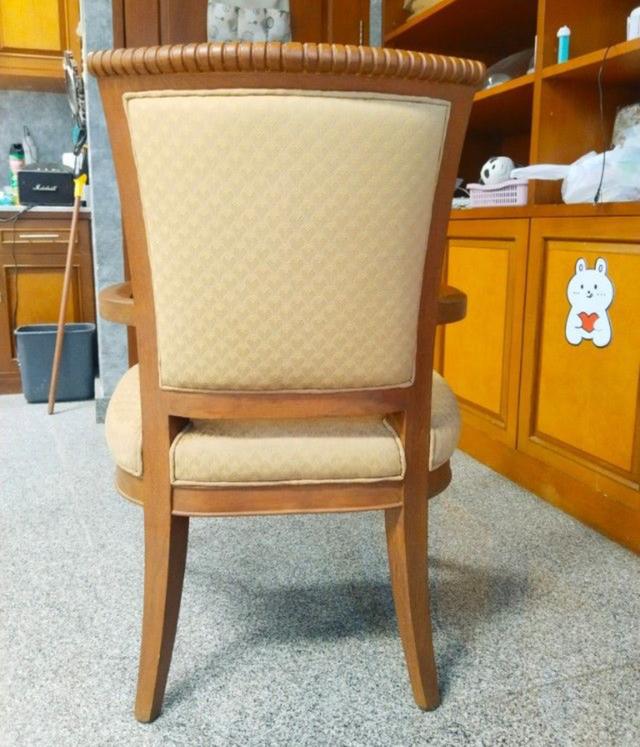 เก้าอี้ไม้สักเบาะนวม 3