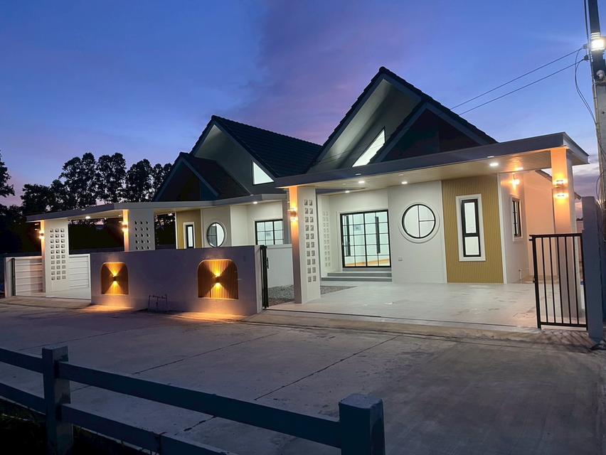 บ้านเดี่ยว ทำเลดี ห่าง รพ.พานทองเพียง 3 กิโลเมตร 2 นอน 2 น้ำ  2 จอดรถ  1