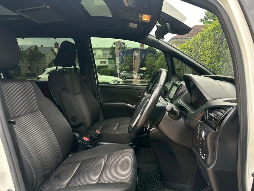 TOYOTA VOXY 2.0 ZS MPV  13