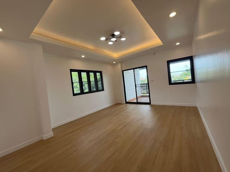 ขายบ้านเดี่ยวหมู่บ้านเมืองเอกบางปู เนืัอที่ 90 ตรว สนใจติดต่อ 0616296914 7