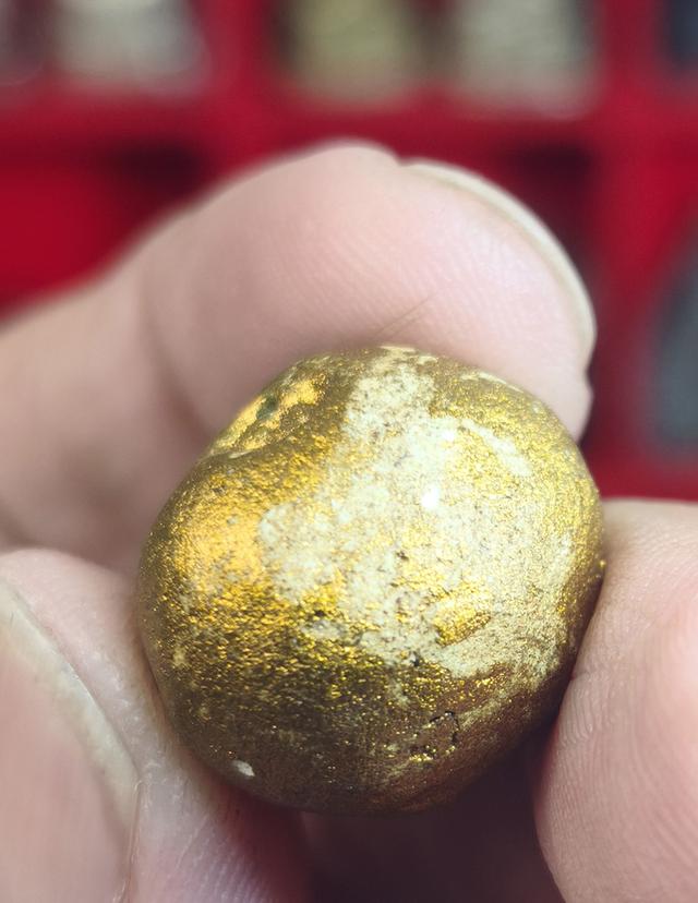 ลูกอมผงพรายกุมาร โค้ตเลข3 หลวงปู่ทิม วัดละหารไร่ จ.ระยอง ปี 17 ขนาด 2 ซ.ม. 4