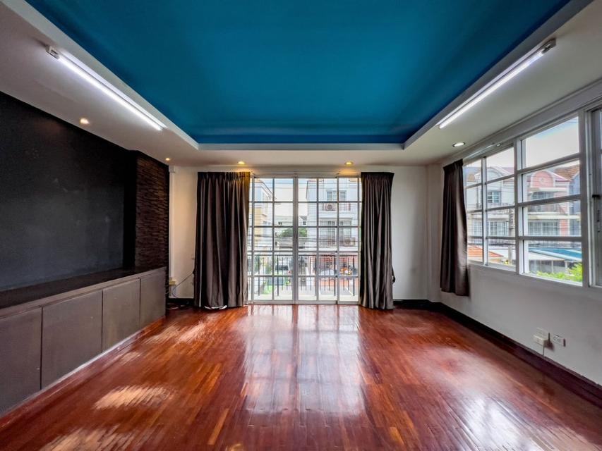 ทาวน์โฮมให้เช่า หมู่บ้านชาลิสา ลาดพร้าววังหิน 34 6ห้องนอน 8