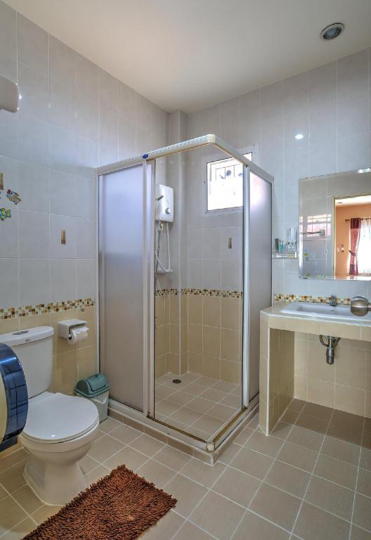 🏡🌟 ให้เช่าบ้านเดี่ยว 2 ชั้นหลังใหญ่ ทำเลดี เดินทางสะดวก ใกล้ร้านสะดวกซื้อ ตลาด และห้างสรรพสินค้า เหมาะสำหรับอยู่อาศัยหรือครอบครัวใหญ่ 13