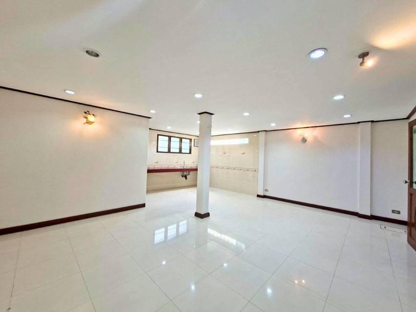 ขายทาวน์เฮาส์ หมู่บ้านกฤษดานคร แจ้งวัฒนะ รีโนเวทใหม่ทั้งหลัง พร้อมเข้าอยู่ ทำเลดี ใกล้ MRT สายสีชมพู สถานีศรีรัช 9