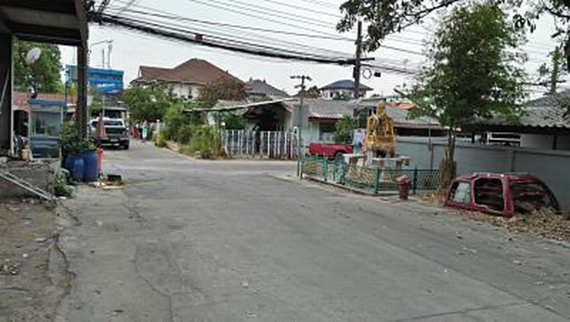 รูป Sale Land with old Building 4 storey closed road in the soi near Suan Luang Rama9  in the villaged at Prawet 5