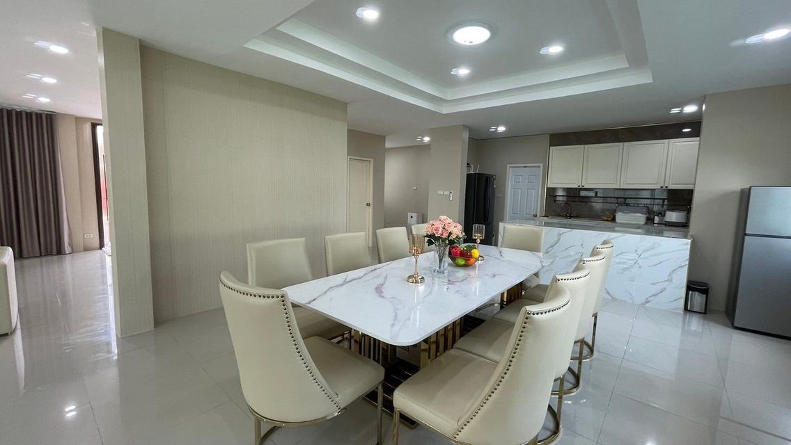 U1404 ให้เช่าบ้านเดี่ยว 2 ชั้น บ้านใหญ่ขนาดพื้นที่ 1 ไร่ หมู่บ้านสวนเนรมิตร ย้านออเงิน-รามอินทรา พร้อมสระว่ายน้ำส่วนตัว บ้านพร้อมเฟอร์ครบ ทำเลดีเดินทา 5