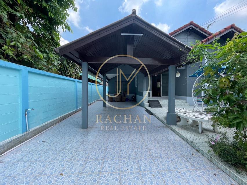 B69-296 ขายด่วน บ้านชั้นเดียว ปรับปรุงใหม่ โครงการ ช.รุ่งเรือง5  เนื้อที่ 60 ตร.ว พื้นที่ใช้สอย 130 ตร.ม 4 ห้องนอน 2 ห้องน้ำ 1 ห้องครัว 1 ห้องนั่งเล่น 4