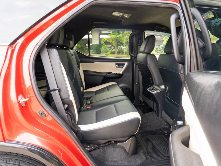 Toyota Fortuner 2.8 Legender 4WD ปี : 2021 12