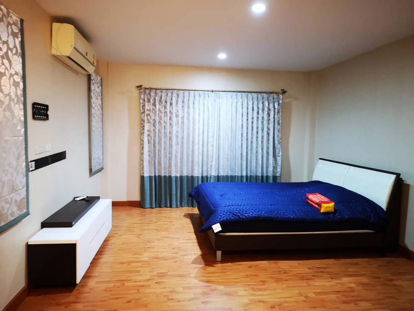 ให้เช่าบ้านเดี่ยวใหม่ 2 ชั้น หมู่บ้านวราบดินทร์ ลำลูกกาคลอง 5 ปทุมธานี  หลังมุม พท.100 ตรว.4นอน 3 น้ำ จอดรถ 4 คัน  มีเฟอร์+เครื่องใช้ไฟฟ้าพร้อมอยู่  ต 7