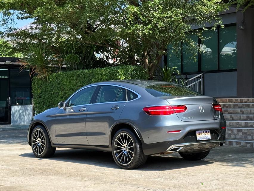 2018 BENZ GLC 250D COUPE AMG รถมือเดียวออกป้ายแดง รถวิ่งน้อย เข้าศูนย์ทุกระยะ ไม่เคยมีอุบัติเหตุครับ รูปย่อยที่ 4