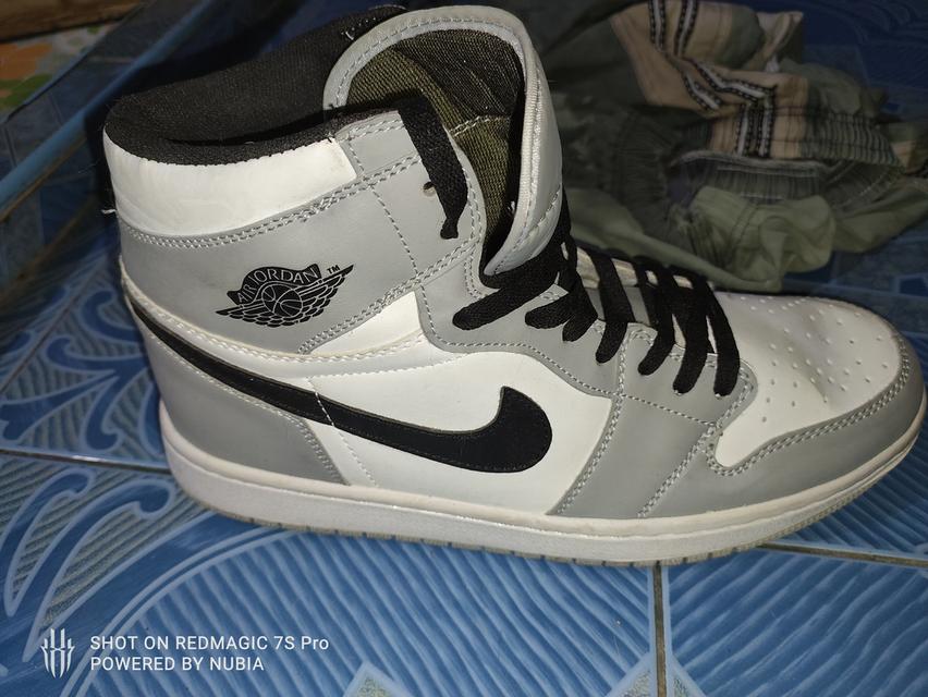 Nike Air Jordan 1 Mid "Light Smoke Grey รูปที่ 4