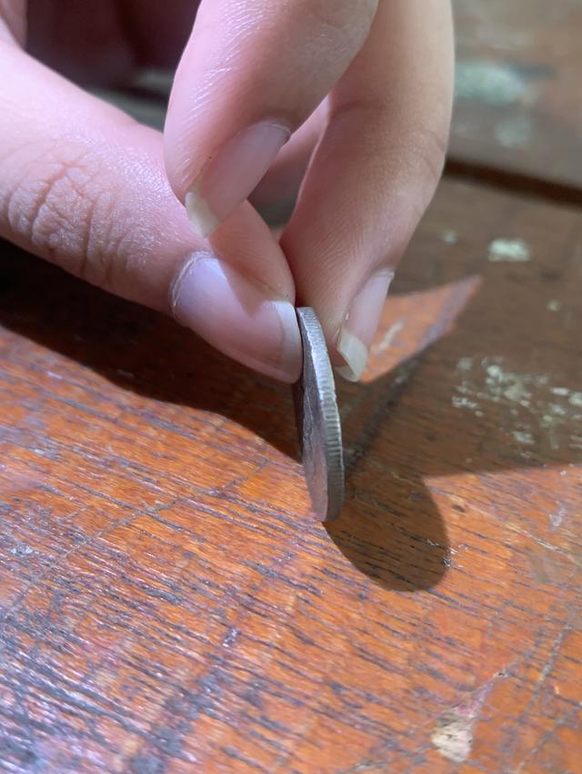 เหรียญ 1 บาท ปี 2539 กาญจนาภิเษก เป็นเหรียญกษาปณ์ที่สร้างขึ้นในวโรกาสฉลองสิริราชสมบัติ ครบ 50 ปีกาญจนาภิเษก รัชกาลที่ 9 รูปที่ 3