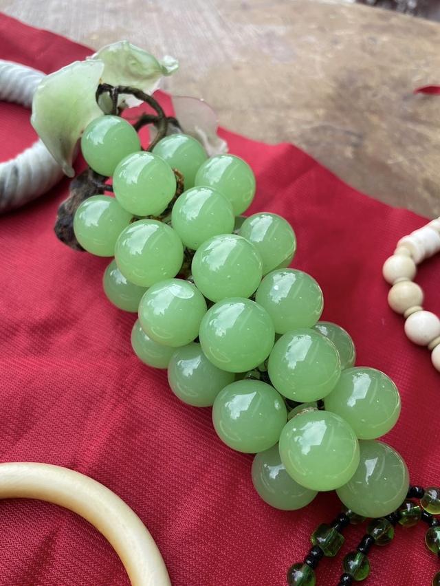 พวงองุ่นหยก สีเขียวใสมรกต พวงองุ่นโบราณทำจากหยก หนา15มิล พวงองุ่นวินเทจ