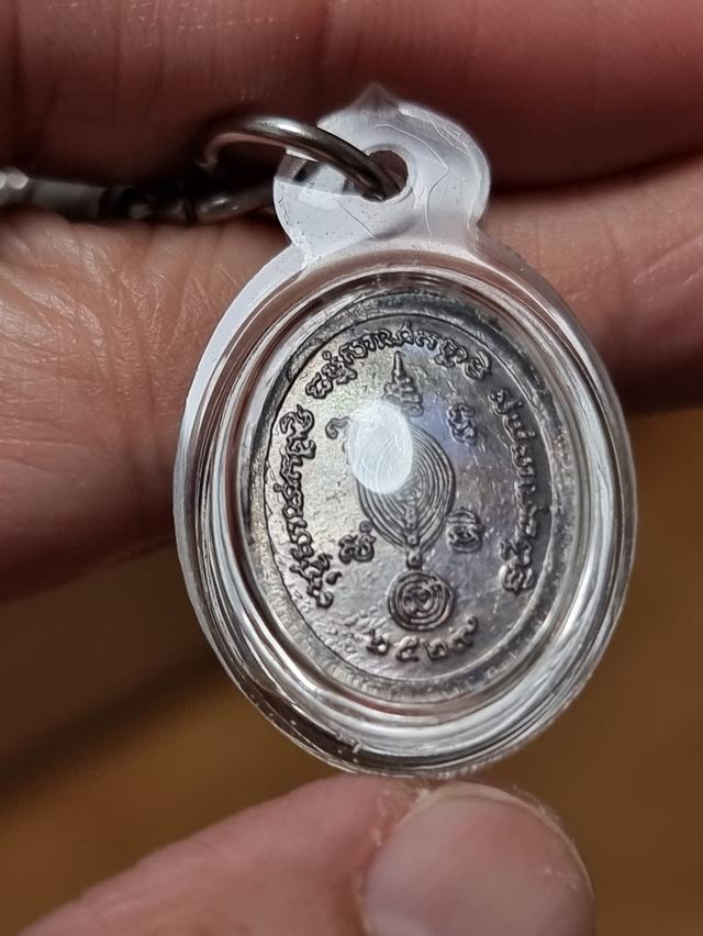 เหรียญลายเซ็นหลวงปู่ดู่ พรหมปัญโญ วัดสะแก อยุธยา ปี2529 คัดเนื้อคัดผิวสวยเลี่ยมกันน้ำ พร้อมขึ้นคอบูชา เปิด 4,500 บาท 6