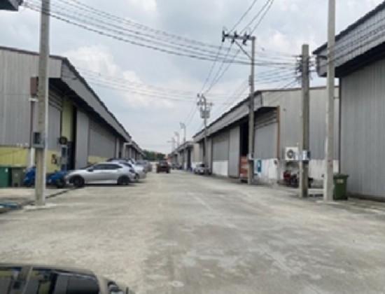 ให้เช่าโกดังพร้อมสำนักงาน พื้นที่ 2,200 ตารางเมตร ถนนบางนา ตราด-กม.5 เข้าซอยไม่ลึก 7
