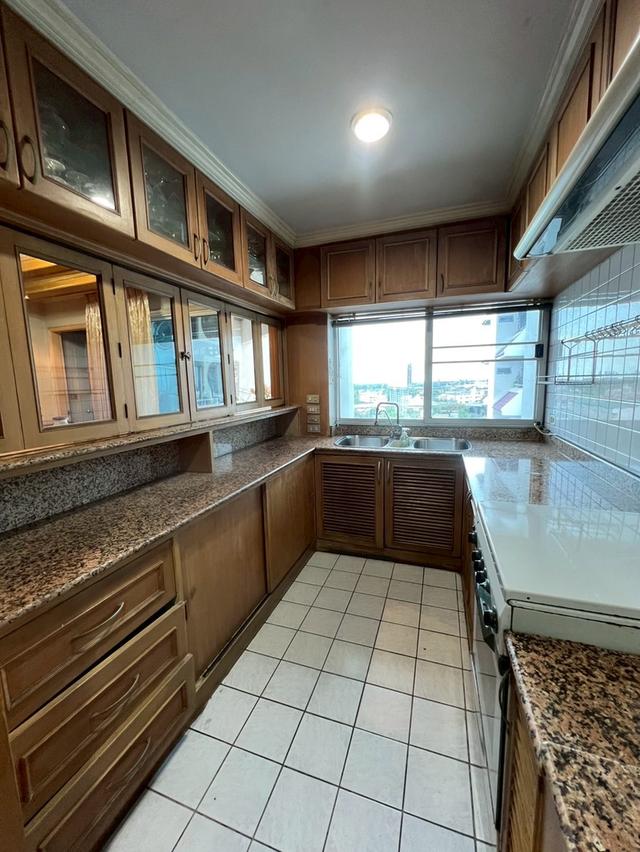 The Executive Regent, Nang Linchee Road 6