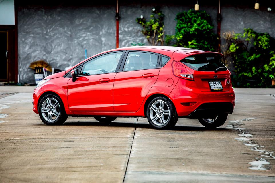 Ford Fiesta 1.5 Sport 5 ประตู สีแดง เกียร์ออโต้ ปี 2012  10