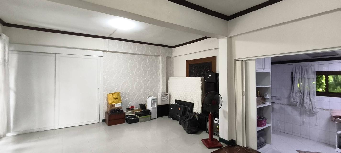 ขายด่วน ทาวน์โฮม 3ชั้น พระยาสุเรนทร์32  ตกแต่งสวยพร้อมอยู่ 4นอน 4 น้ำ 1ห้องนั่งเล่น1 ครัว 33ตรว  ราคา 3.59 ล้าน 5