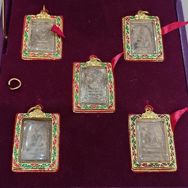 พระสมเด็จเนื้อผงวัดระฆัง ชุดเลี่ยมกรอบทองลงยา 5 พิมพ์ รุ่น “รวมพระเกจิในสมัยรัชกาลที่ ๙” จัดสร้างโดยวัดระฆังโฆสิตาราม วรมหาวิหาร คณะ ๙ ปี2556 รูปย่อยที่ 2