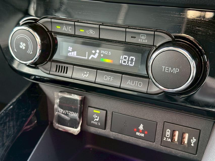 TOYOTA YARIS  ATIV Sedan 4dr Premium  CVT FWD 1.2. Y2023. สีขาว 10