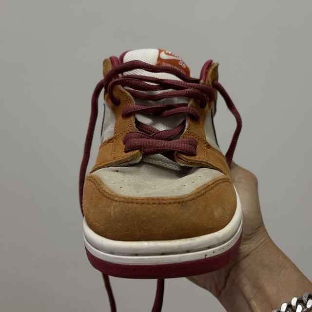 รองเท้า Nike Dunk Low (SB) โทนสีน้ำตาล–ขาว–แดงไวน์ รูปที่ 3
