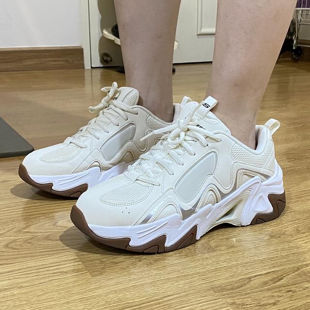 รองเท้า sketchers มือสอง